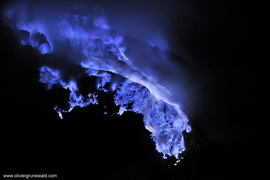 Μπλε φλόγες βγάζει ένα ηφαίστειο στην Ινδονησία