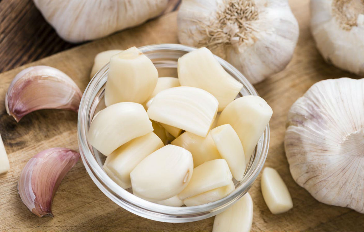 Πώς να ξεφορτωθείτε τη μυρωδιά του σκόρδου που φάγατε;