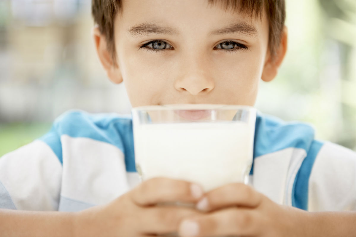 παιδί πίνει γάλα
