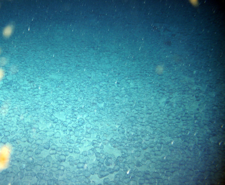 Μια μεγάλη περιοχή με μεταλλικές μπάλες βρέθηκε κάπου στον Ατλαντικό ωκεανό