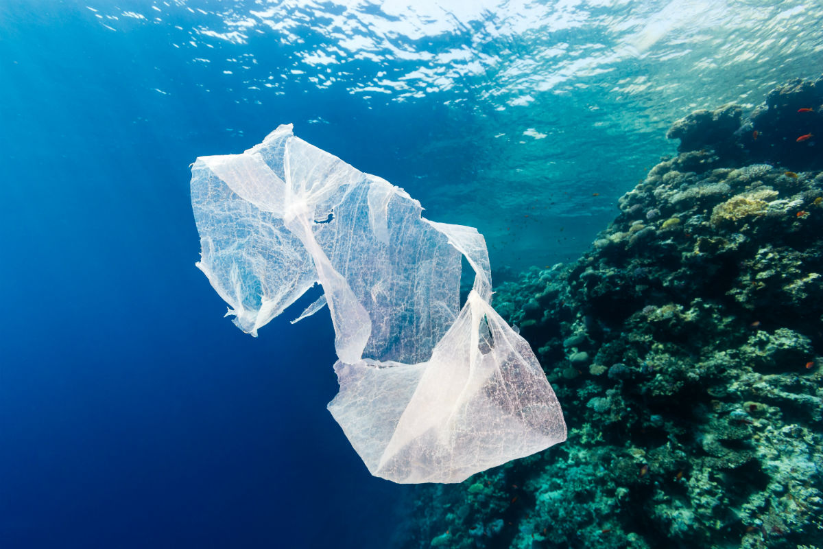 πλαστικά σκουπίδια στον ωκεανό