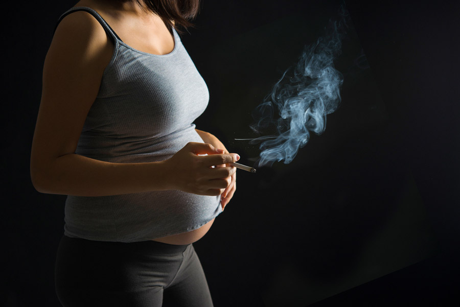 έγκυος που καπνίζει
