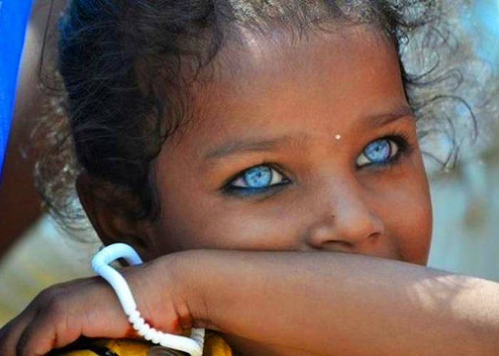 Πώς υπάρχουν μπλε και πράσινα μάτια παρόλο που δεν υπάρχουν αυτές οι χρωστικές στα μάτια μας