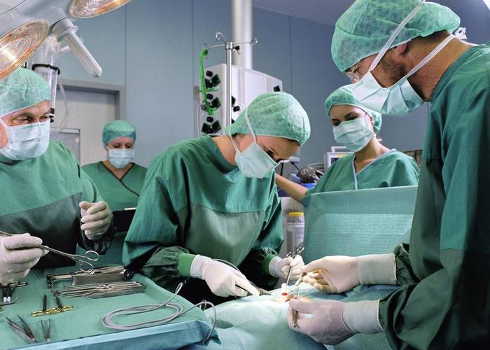 Γιατί οι γιατροί φοράνε πράσινα ή μπλε νοσοκομειακά ρούχα;